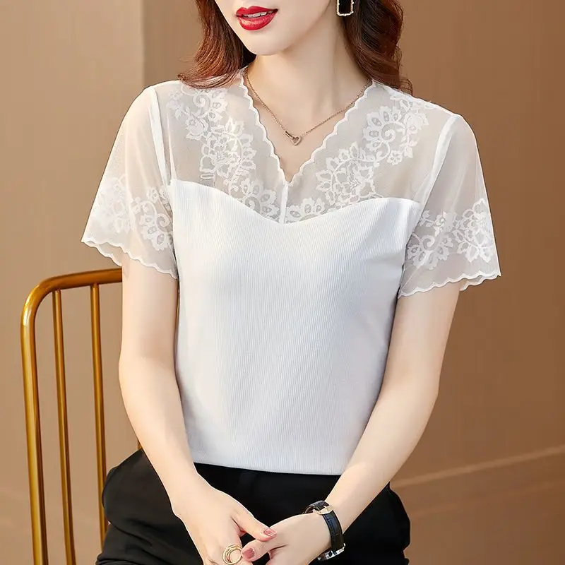 

2023 Women's Summer Solid Color New V-neck Lace Panel Hollowed-out Short-sleeved T-shirt Fashion Slim Commuter Korean Pullover