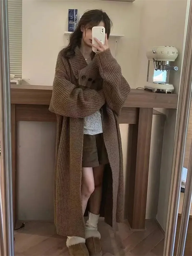 Кардиган женский трикотажный средней длины с большими лацканами и высоким