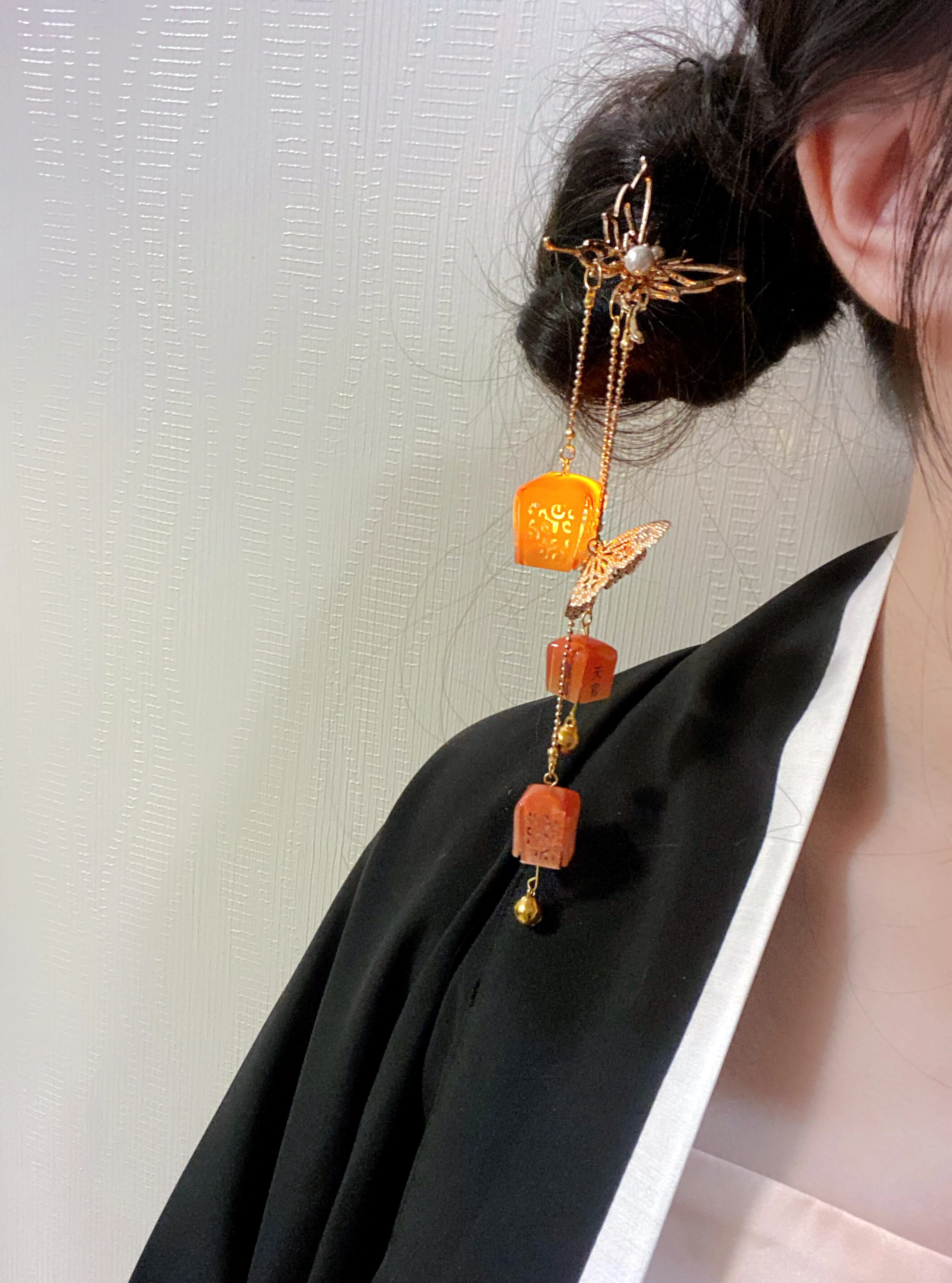 

Светящаяся заколка для волос Kanzashi из аниме Tian Guan Ci Fu Hua Cheng Xie Lian светильник, реквизит для фотосъемки, аксессуары для волос с кисточками, рожде...