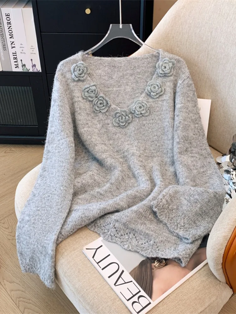 Женский свитер с v-образным вырезом и абрикосовой камелией во французском стиле