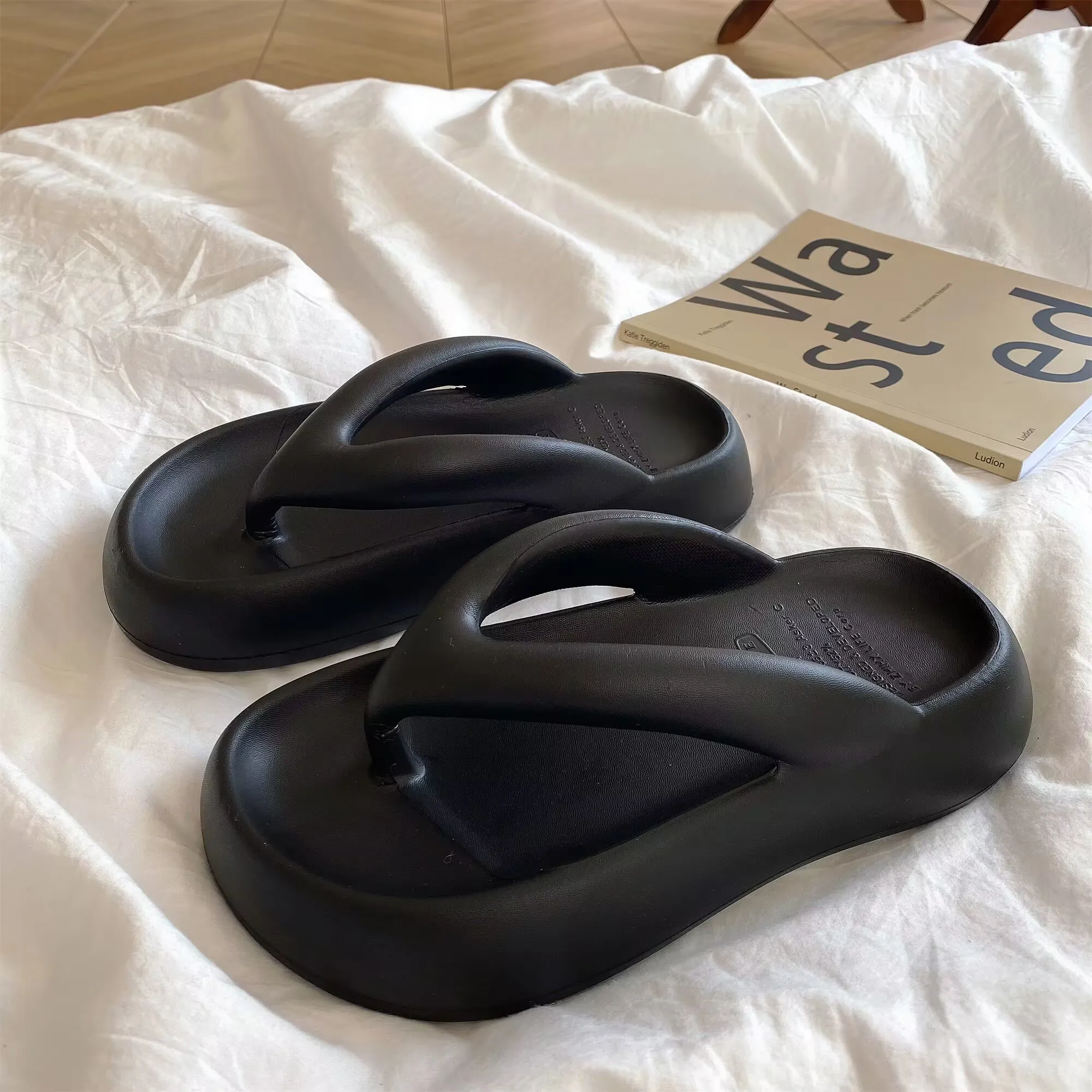 New ladies slippers thick-soled anti-slip ladies flip-flops summer beach sandals increase slippers indoor and outdoor.