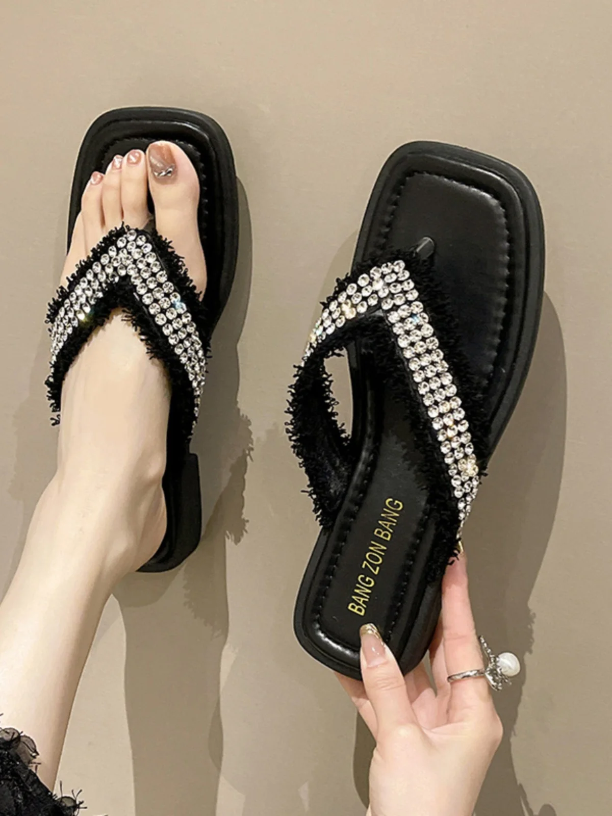 

Шлепанцы женские с квадратным носком, сланцы с блестками, низкая резина, Повседневная пляжная обувь, Роскошные Желе, лето 2023