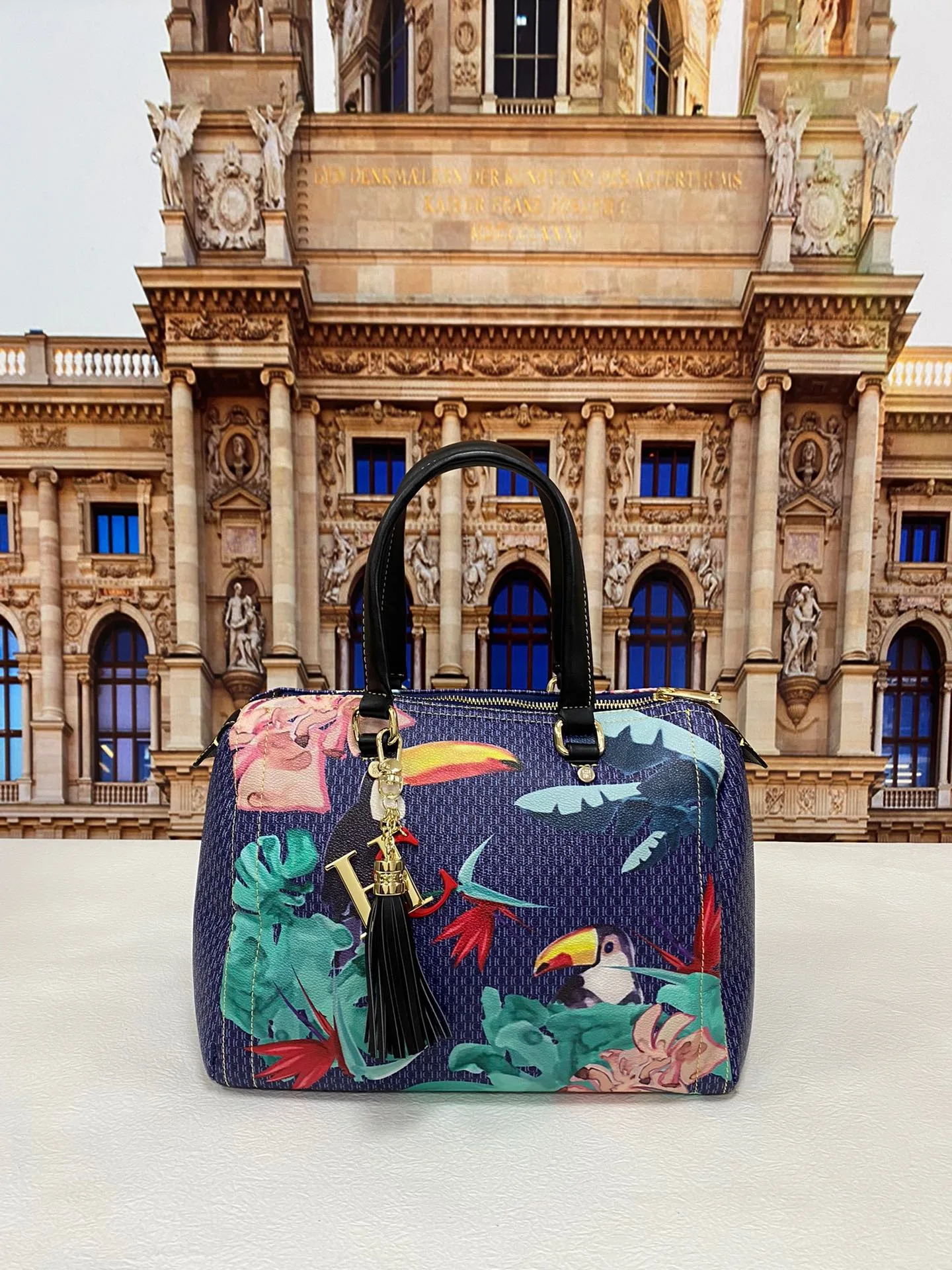 

Charming Flower And Bird Pattern 2022 CHCH HCHC New Women's Portable Boston Pillow Bag Metal Zipper Top Leather High Quality