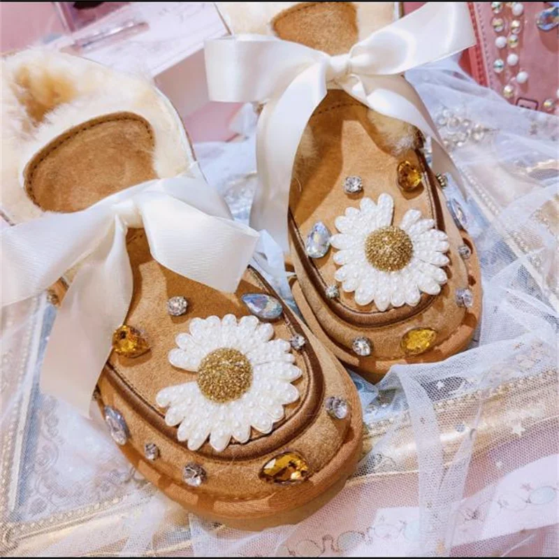 

Small new autumn and winter daisies flower inlaid diamond sheep fur one cowhide short tube warm snow boots women's cotton shoes