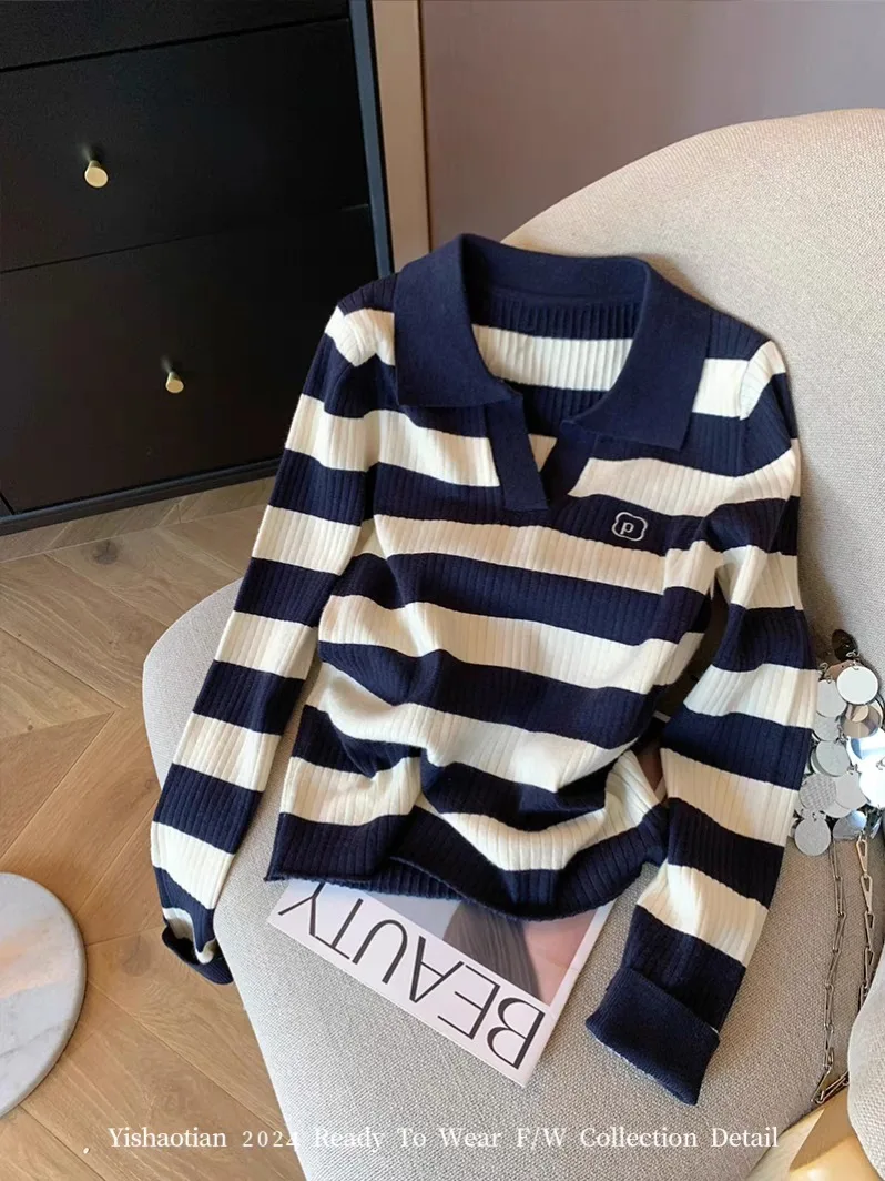 Пуловер женский трикотажный в полоску с длинным рукавом и воротником-поло