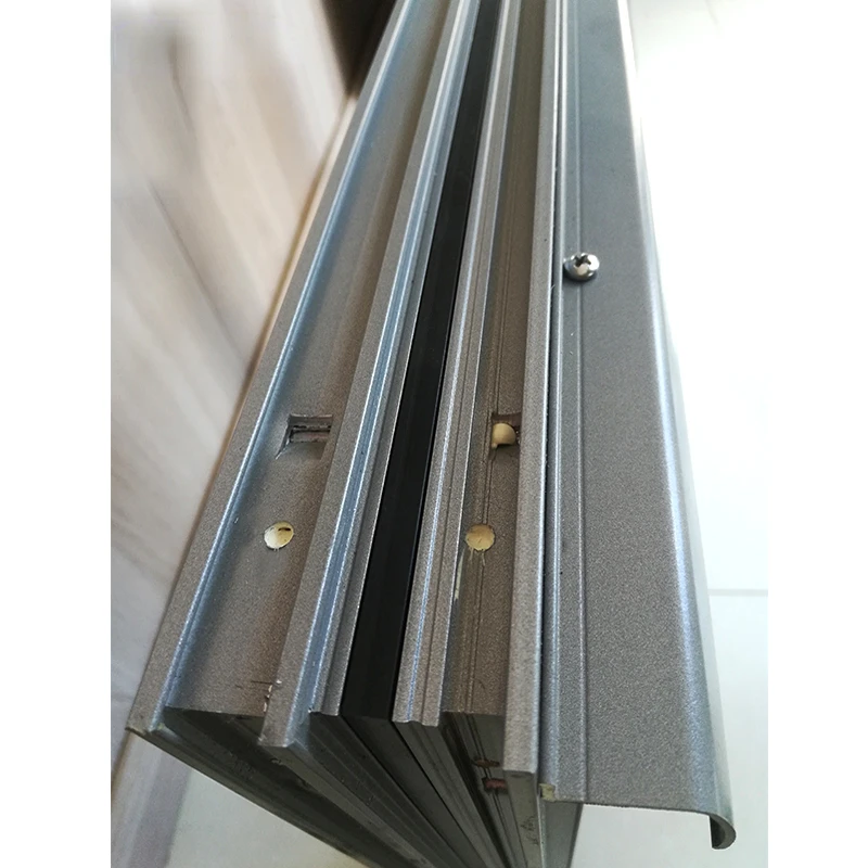 Специально оформленная серый алюминиевая решетка безопасности с сваркой размером 52х62, бронзового цвета, для раздвижных окон.