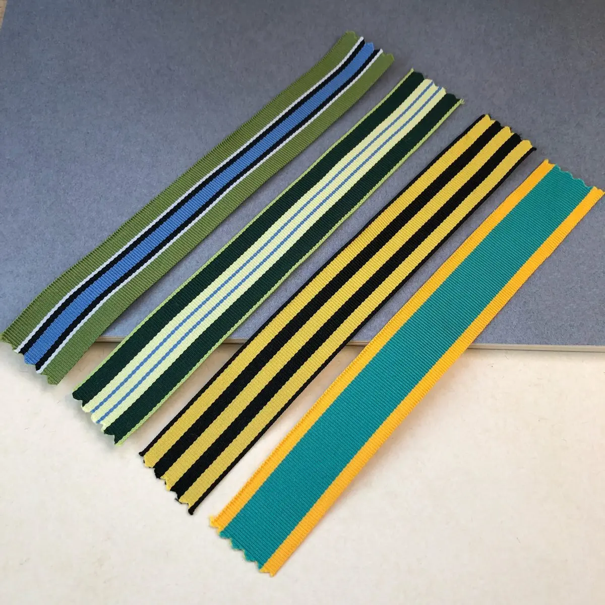 Брошь с изображением герба Санкт-Петербурга в ассортименте