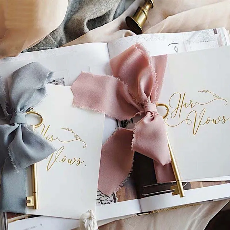 

2 шт. Свадебные сувениры Жених и невеста свадебные клятвы розовый клятва карты Романтический Золотой ключ украшение с ручкой книга его и ее фото реквизит