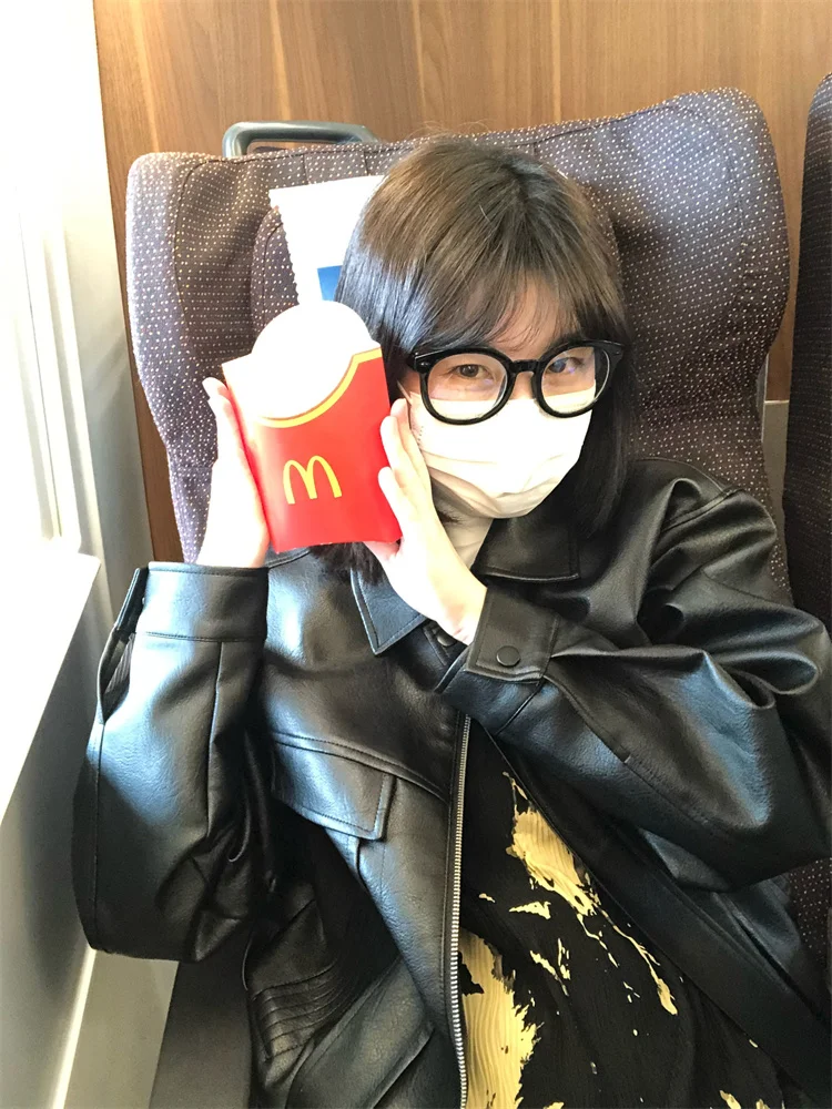 Высококачественное текстурированное кожаное пальто на молнии с лацканами