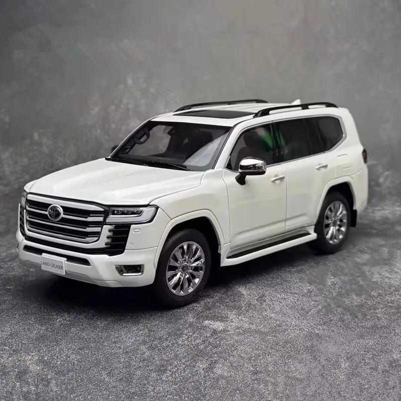 Фото Большой размер 1/18 Toyota Land Cruiser LC300 ZX, модель автомобиля из сплава, литой под давлением металлический внедорожник, модель автомобиля, звуковой свет, детская игрушка в подарок №1
