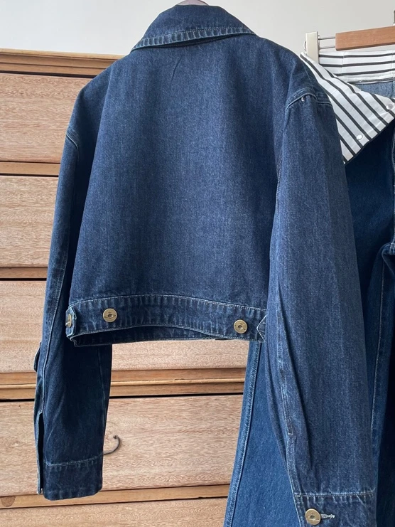 

Женская джинсовая куртка с вышивкой и тремя карманами