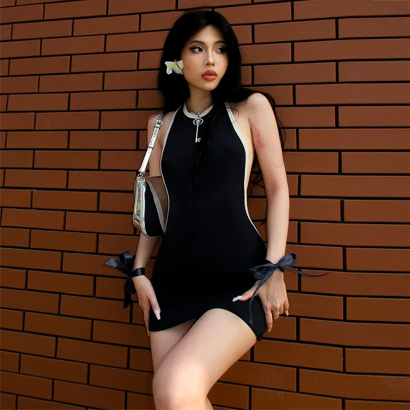 

Женское короткое контрастное платье без рукавов, весна-лето 2023