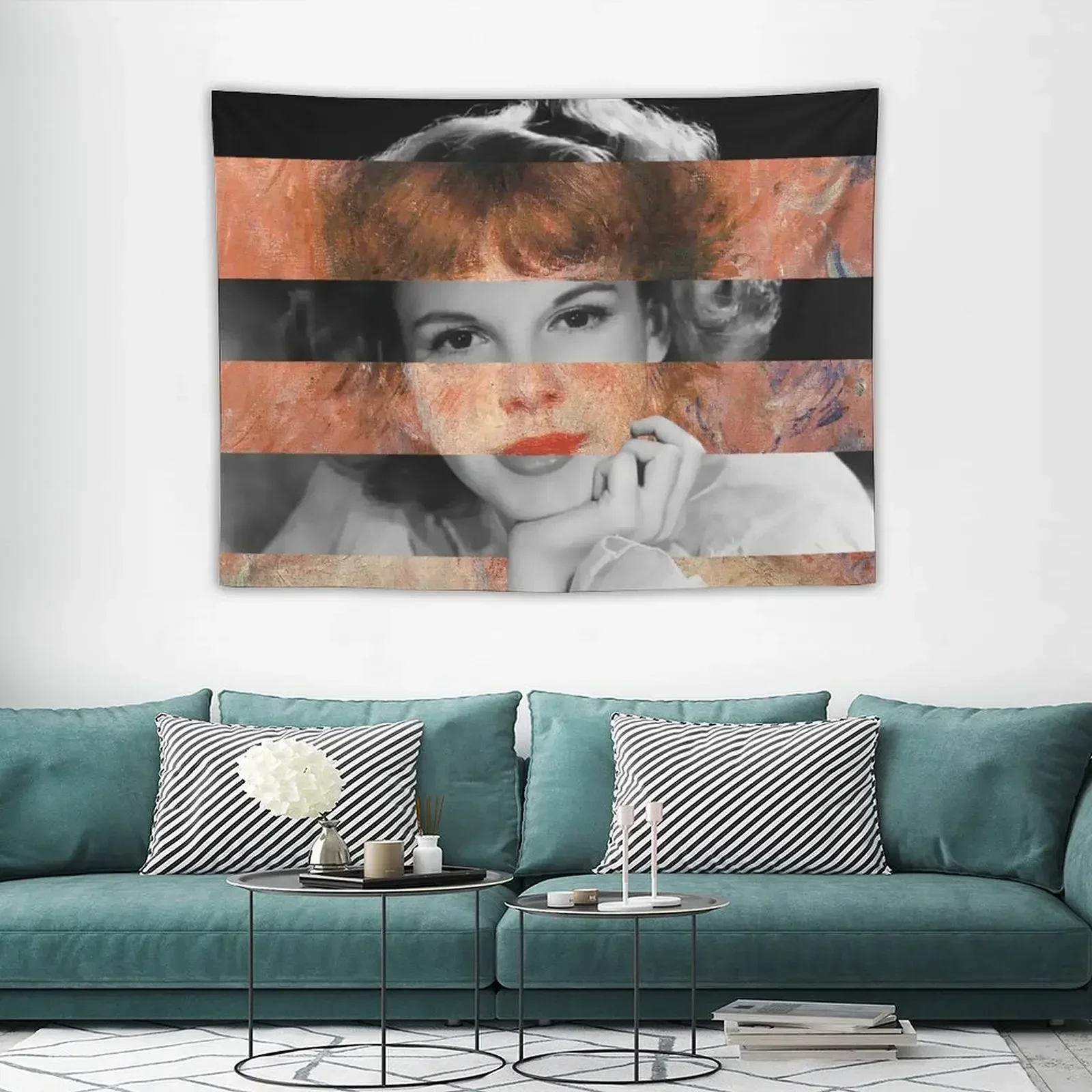 Реноир Жанна Самар в платье с низким вырезом и гобелен Джуди Гирлянда