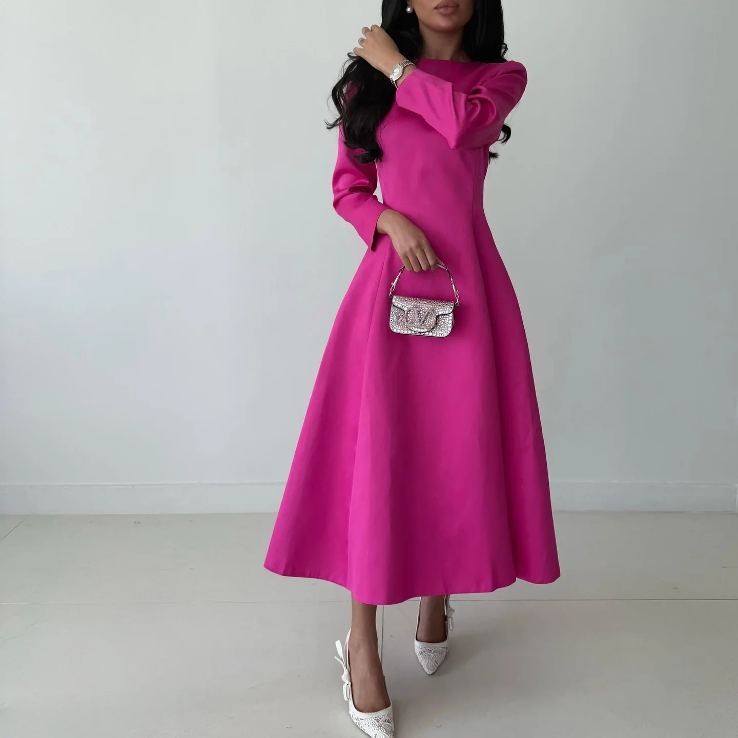 Атласное вечернее платье с круглым вырезом и длинными рукавами по