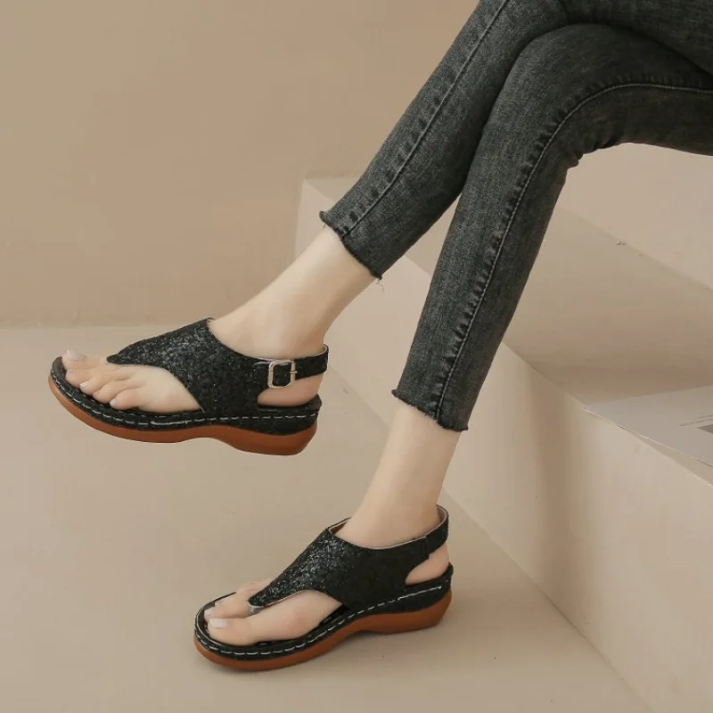 

Женские летние сандалии 2023 модные удобные шлепанцы с клипсой, пляжные богемные сланцы, женские сандалии на плоской подошве, Кристальные римские туфли