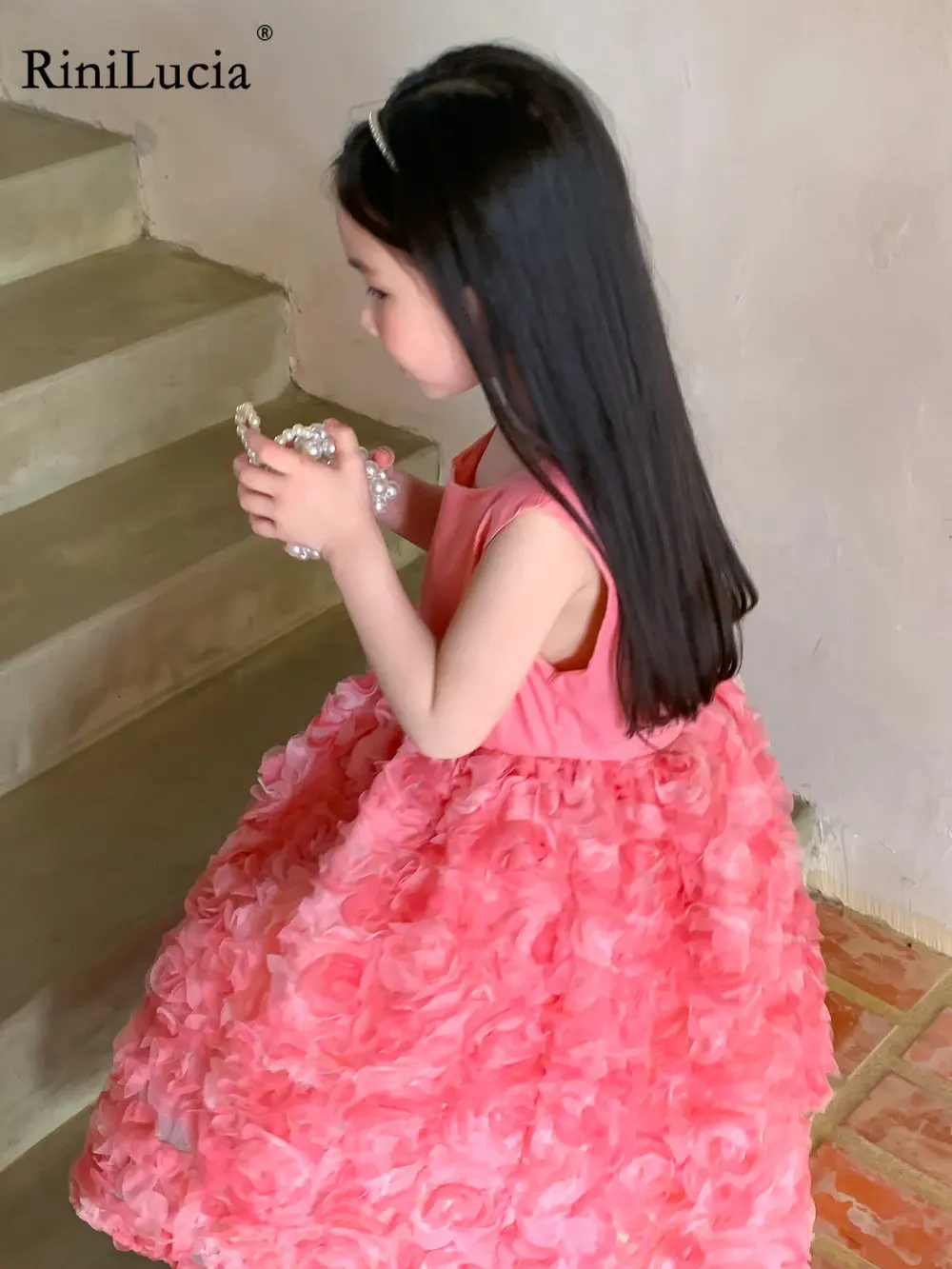 

Детское однотонное платье без рукавов, с цветочным принтом