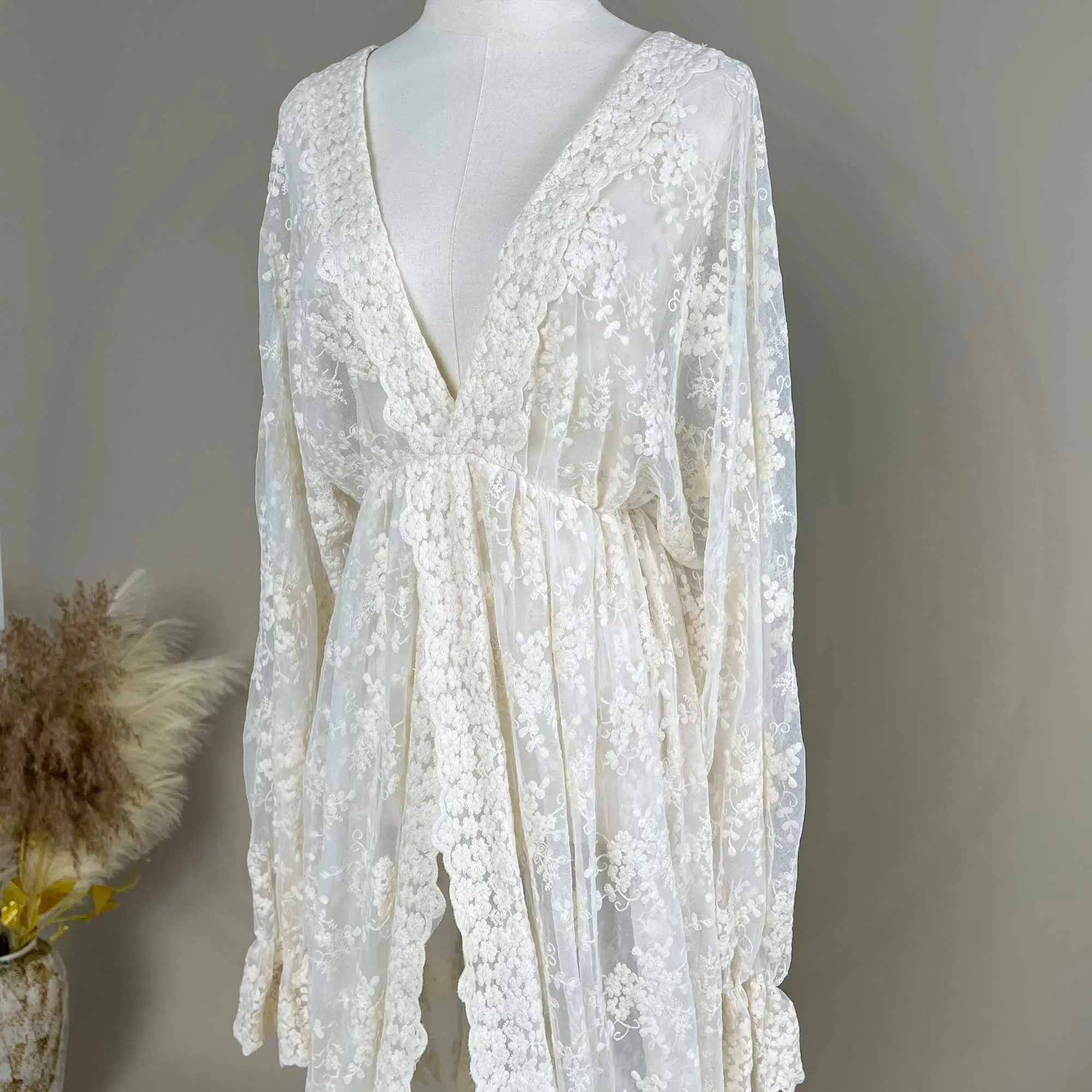 Платье с длинными рукавами и разрезом спереди одежда вышивкой из тюля