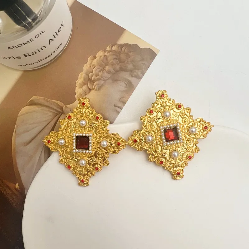 

Полный набор женских серебряных серег-гвоздиков с гальваническим покрытием