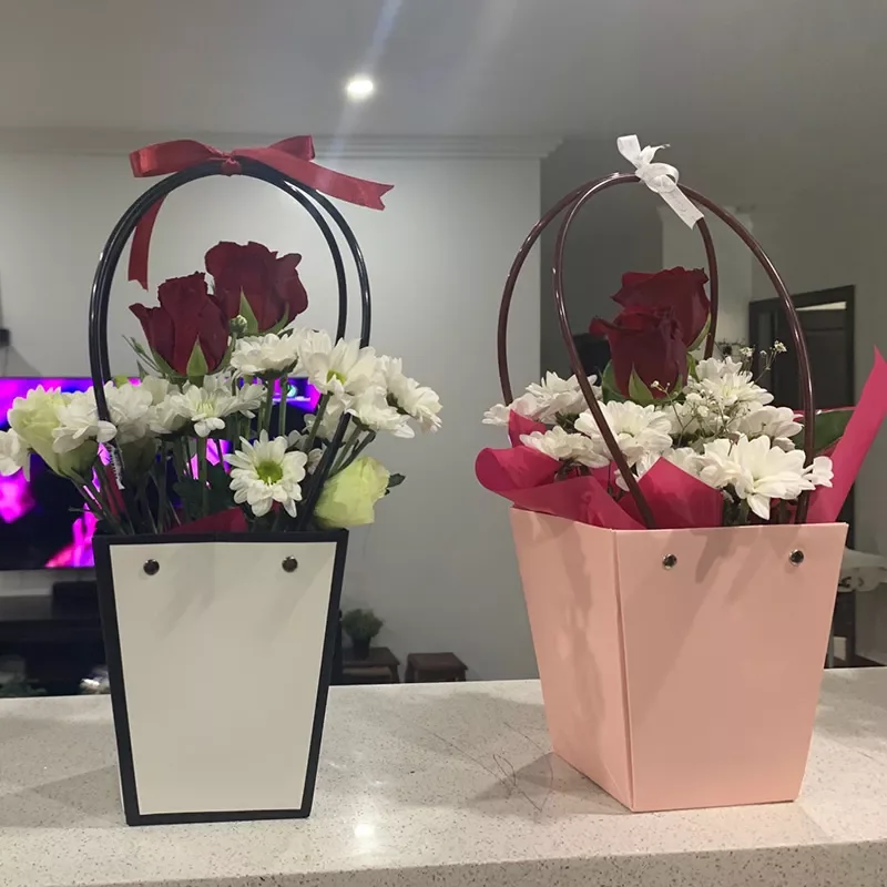 

Portable Flower Box Kraft Paper Handy Gift Bag With Handhold Wedding Rose Party Gift Box Packaging Cardboard Box Bag For Wedding