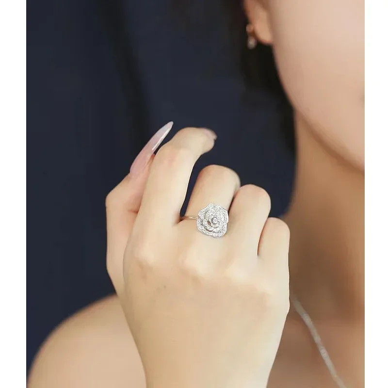 Женское кольцо в виде камелии серебро пробы