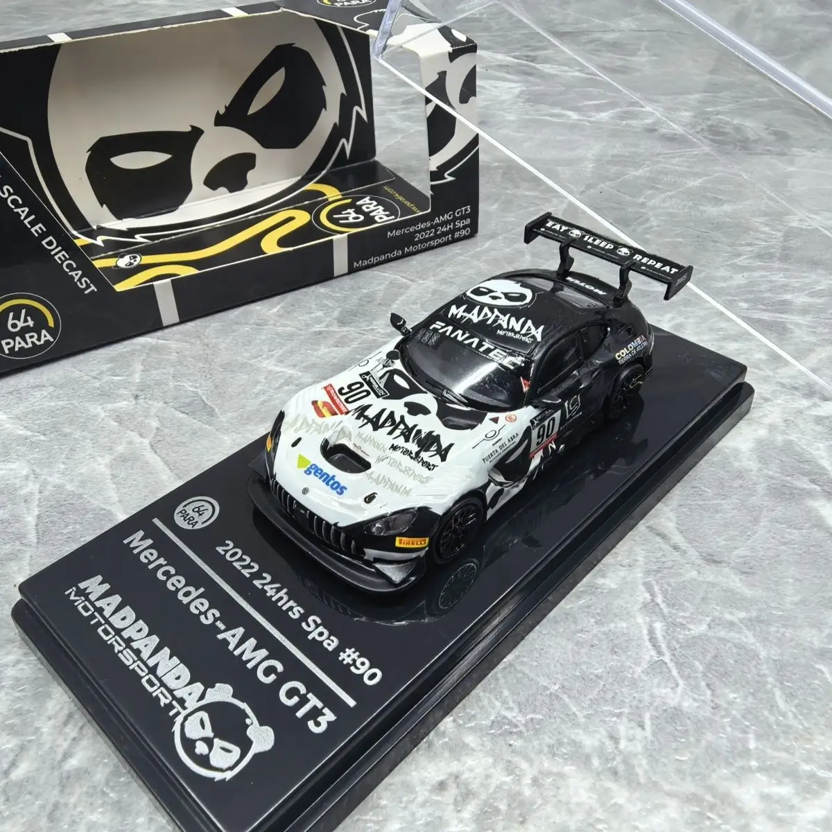 Фото 1:64, GT3 Спа # Модель гоночного автомобиля Panda 90 2022 года с окраской, литая миниатюрная имитационная модель автомобиля из сплава, предмет декора для взрослых, игрушка для мальчиков №2