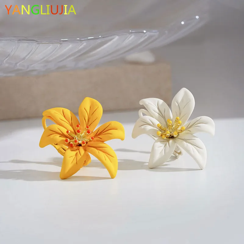 

Asymmetric Metal Flower Earrings South Korea's Temperament Personality Fashion Elegant Earrings Ms Travel Wedding Accessories