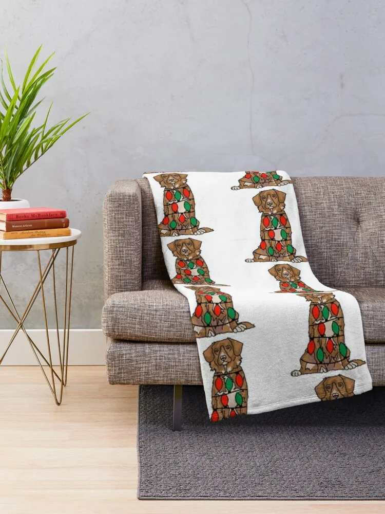 Собака Толлер с рождественскими огнями обернутая вокруг тела — праздничный и