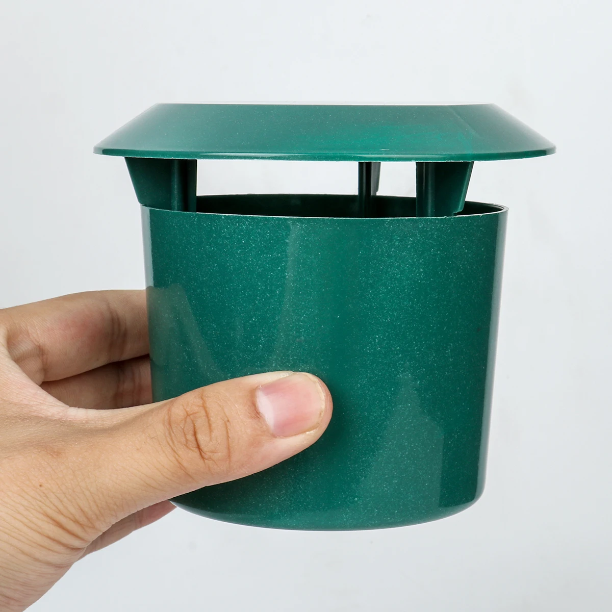 Пластиковые улитки-ловушки для сада