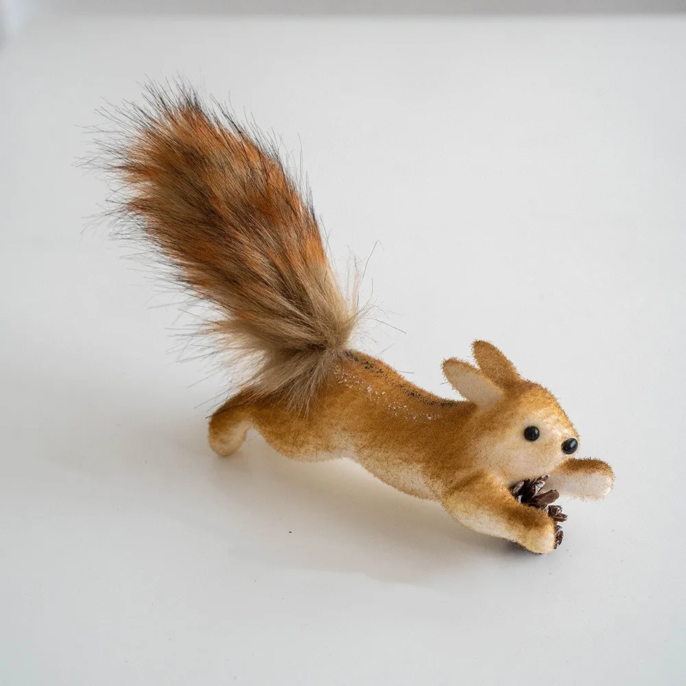 

Подвеска белка из пенопласта