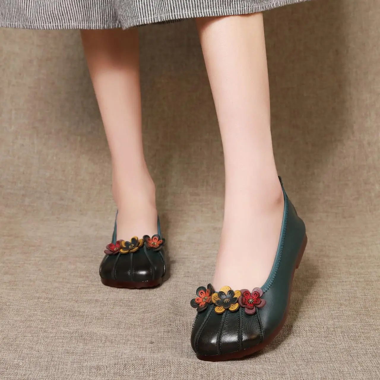 Xiuteng Shallow Mouth Retro Mother's Shoes Soft Bottom Slip On Peas Flat shoe Handmade Cowhide Flowers Ethnic Style Women's Shoe