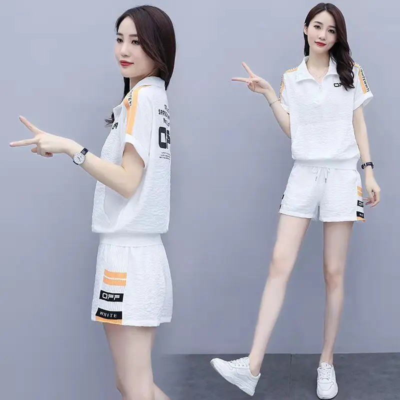 Футболка с коротким рукавом и шорты широкими штанинами свободного покроя