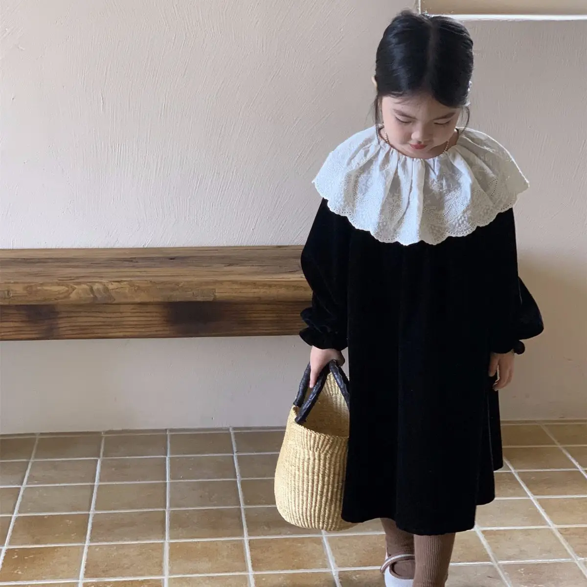 

Girls Casual Dresses Autumn Season New Korean Childrens Clothing French Retro Lace Collar Girls Soild Pleated Hollow Out