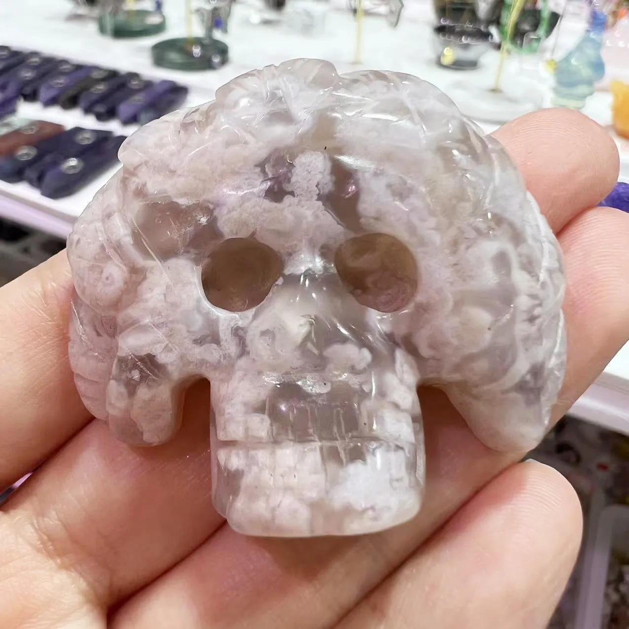 

Натуральный резной хрустальный череп из агата с цветком вишни