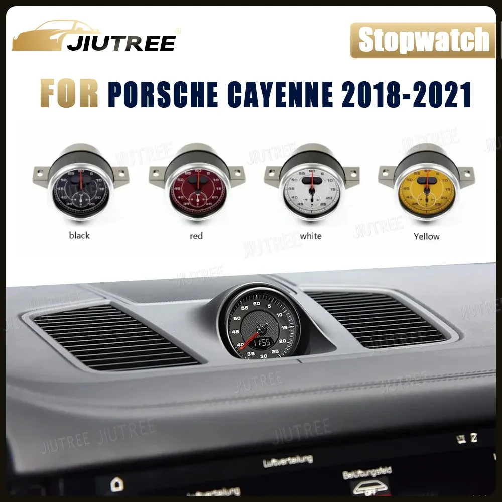 Центральные часы на приборной панели автомобиля секундомер компас время