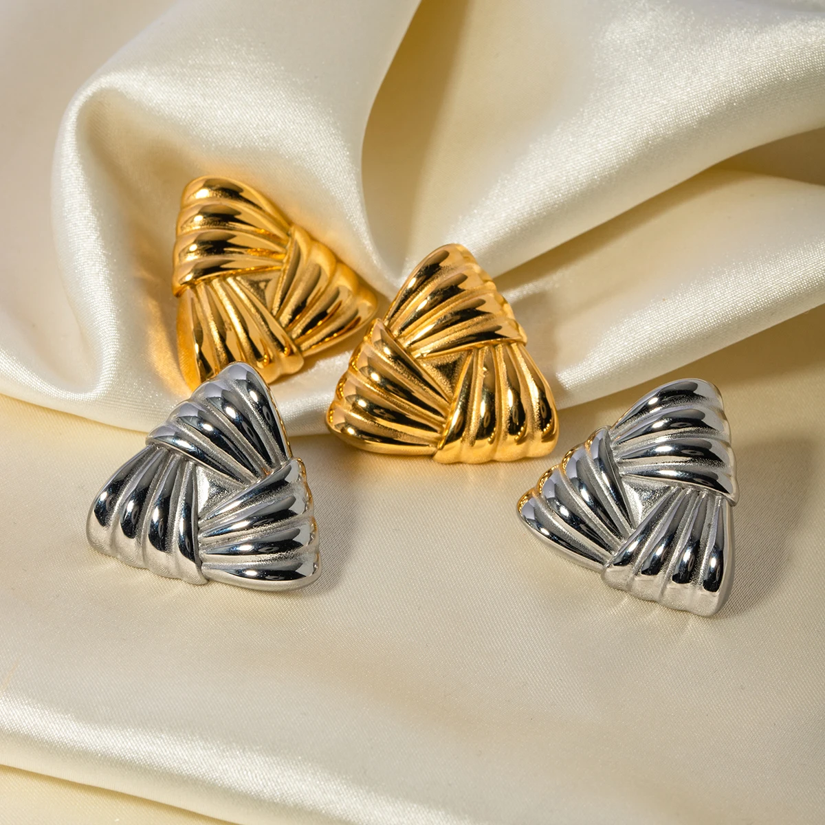 Треугольные серьги Yori из нержавеющей стали с геометрической текстурой