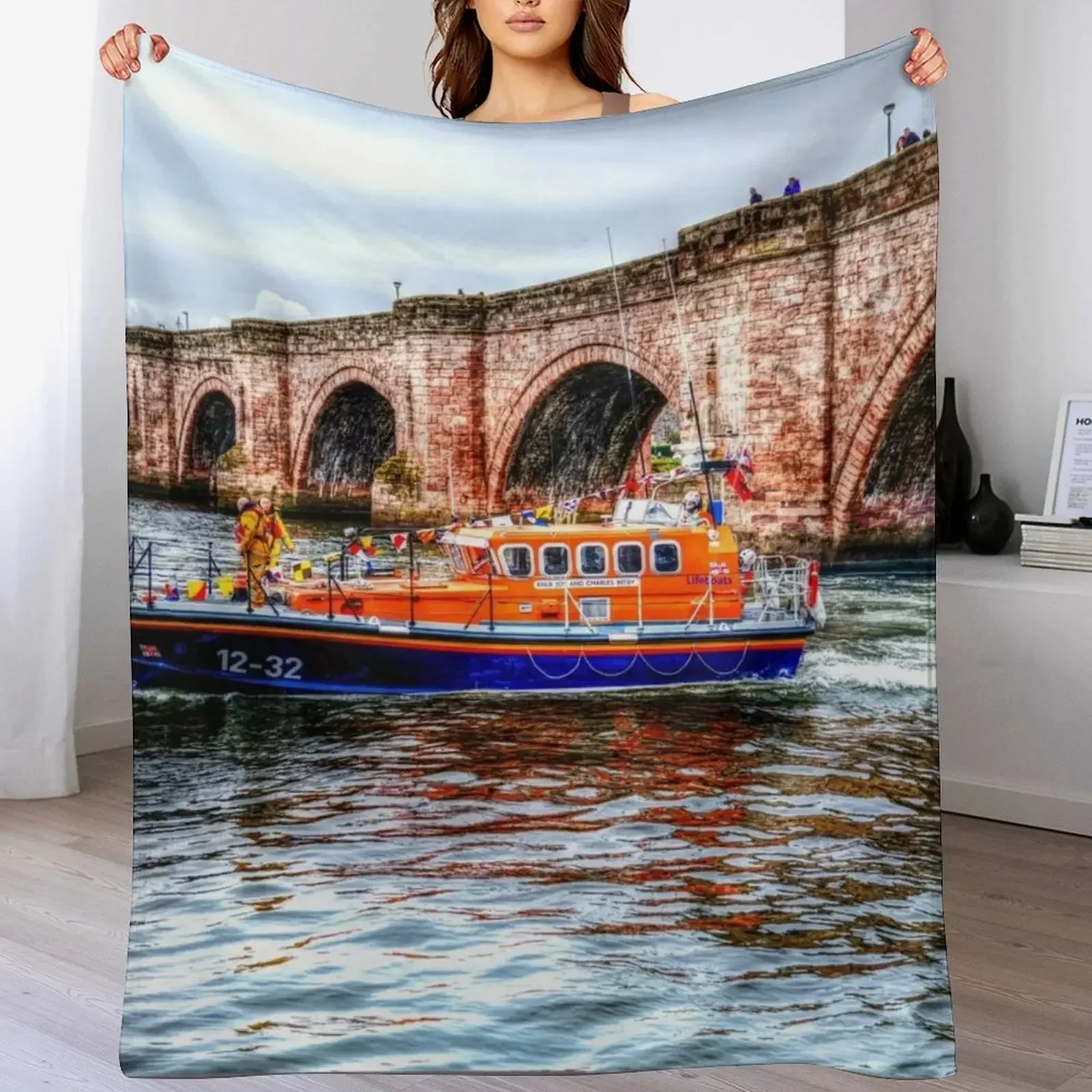 Berwick Upon Tweed RNLI спасательная шлюпка и старый мост пледы мягкие плюшевые клетчатые