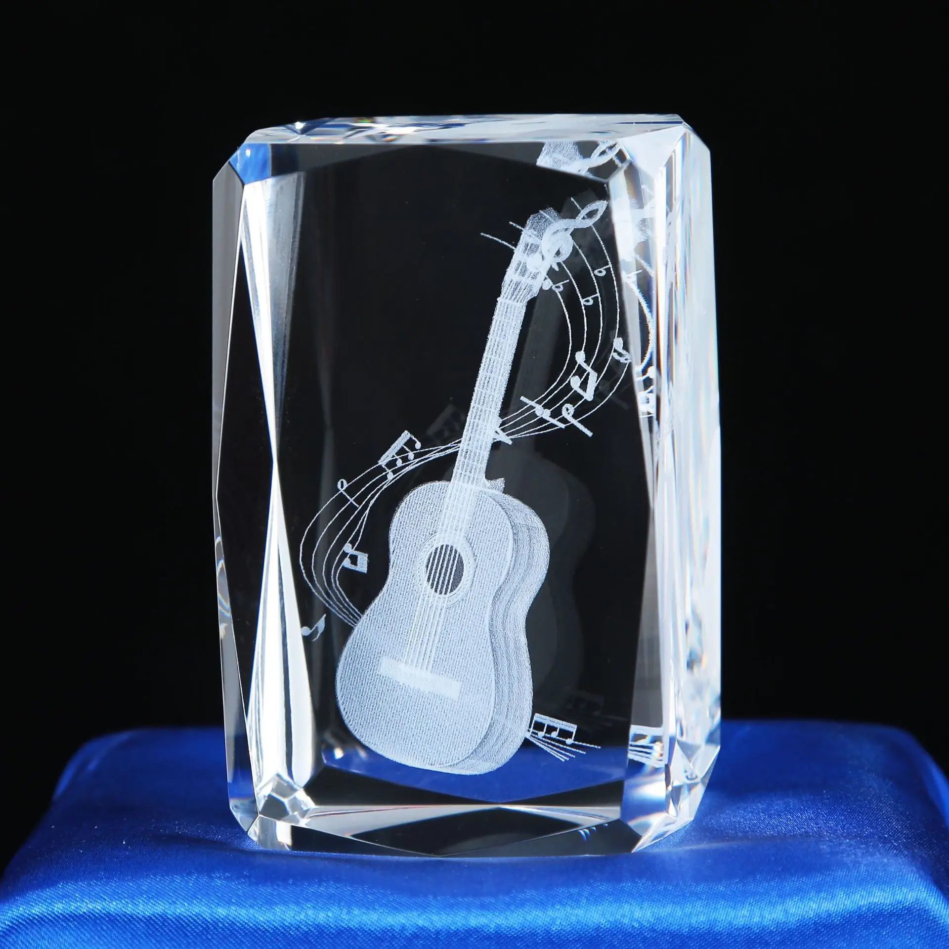 

Crystal Crafts Model Guitar, Saxophone, Violin, Musical Instrument, Paperweight Decoration, Commemorative Gift