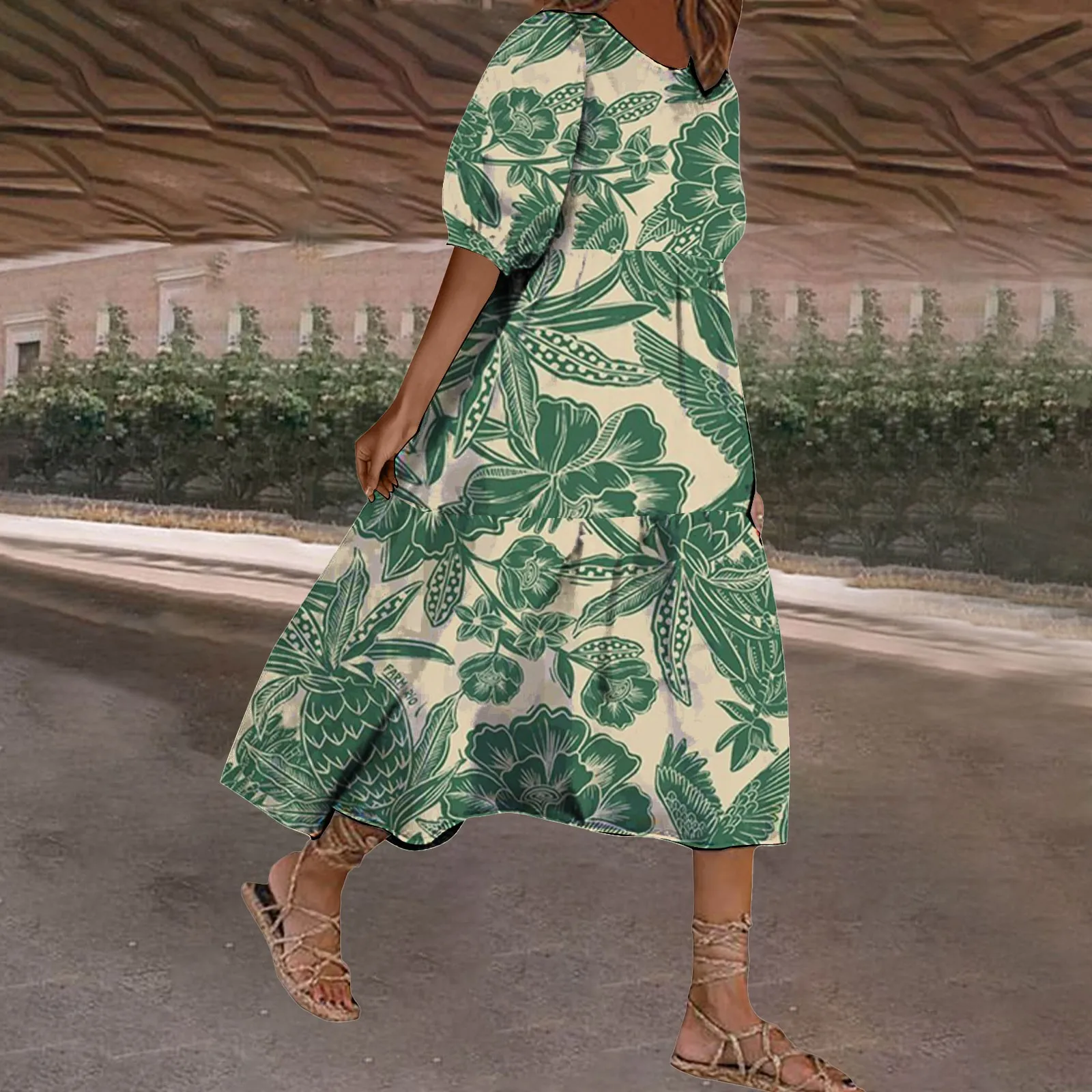 Женское платье с рукавом-фонариком и геометрическим принтом