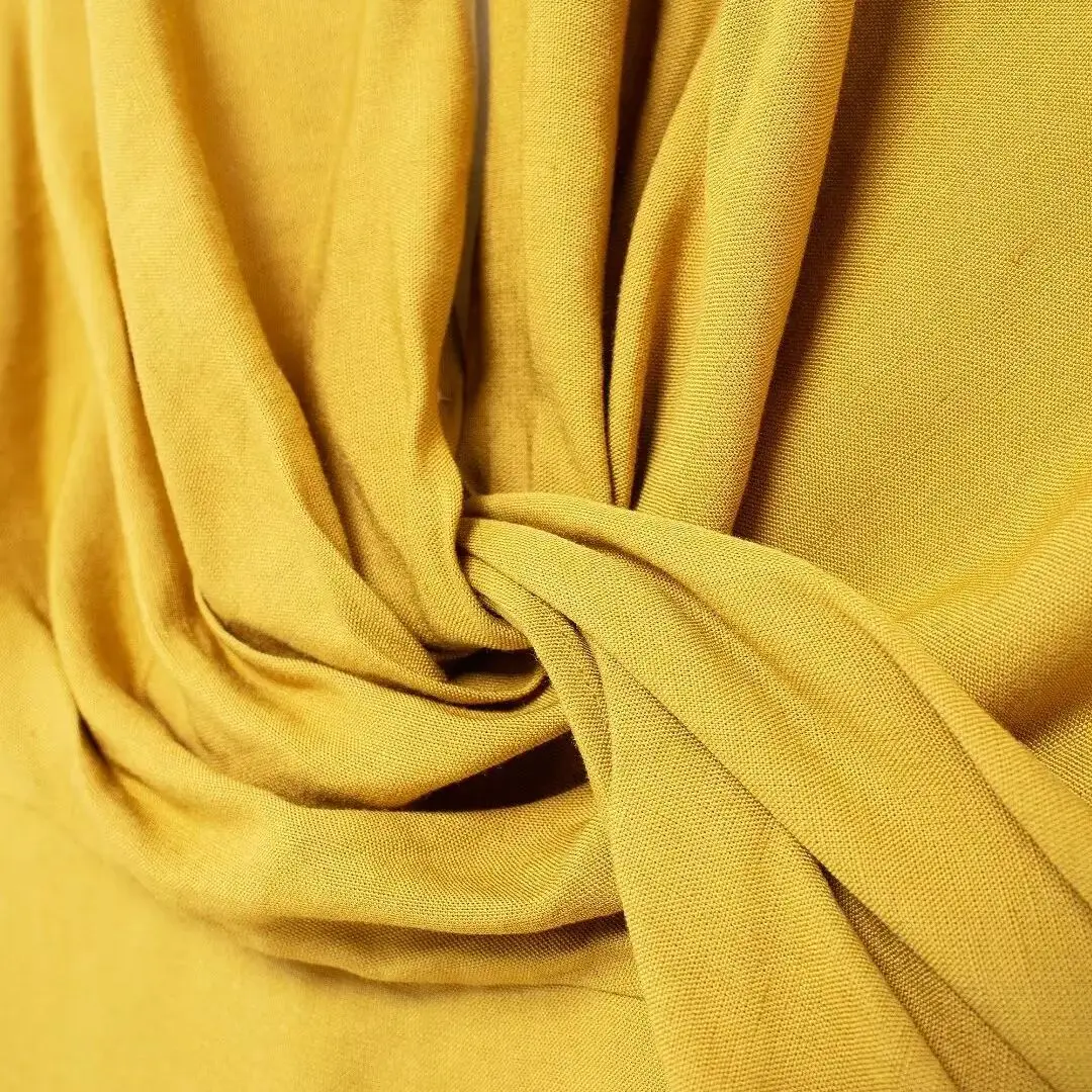 Платье женское облегающее с лямкой на шее глубоким V-образным вырезом и открытой