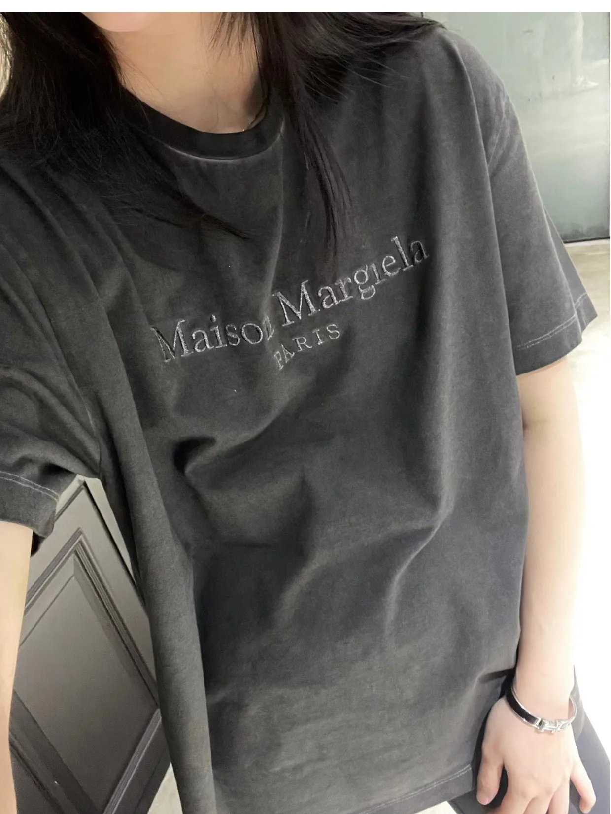 

Футболка Margiela в стиле оверсайз для мужчин и женщин, стильная свободная серая футболка с вышивкой в виде старых букв, с коротким рукавом, ММ6