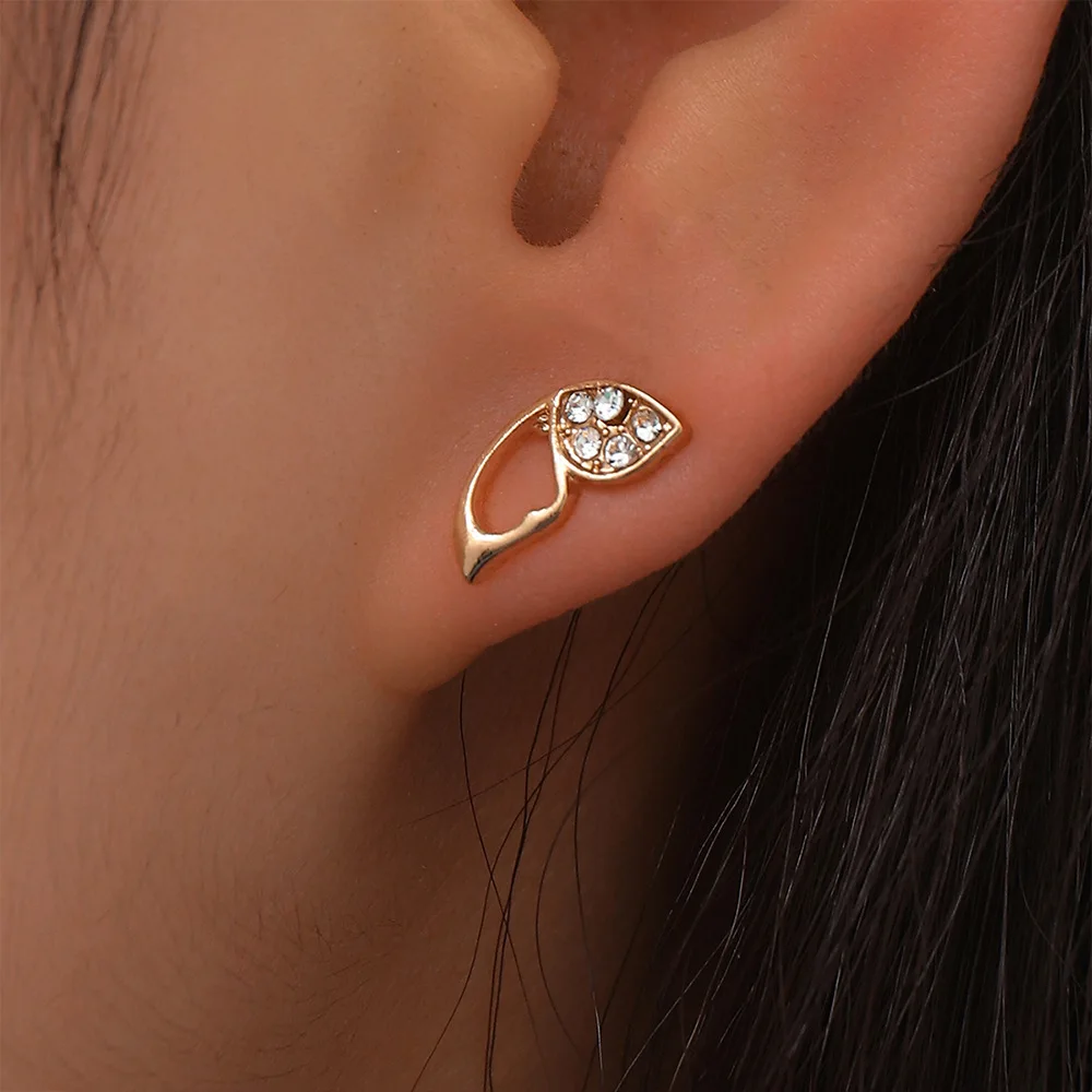 

2022 New Bilateral Butterfly Stud Earrings Diamond Small Hollow Stud Earrings Butterfly Earrings Female Sweet Girl Jewelry Gift