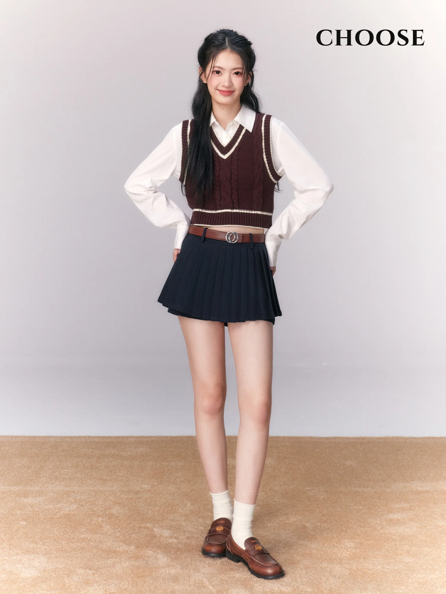 Женский жилет контрастных цветов оригинальный дизайнерский вязаный в стиле