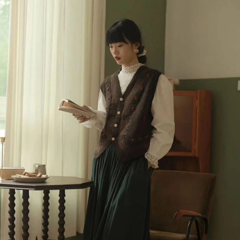 Женский трикотажный жилет с V-образным вырезом вышивкой