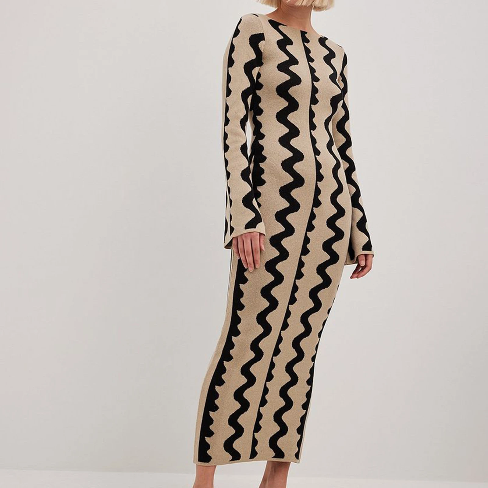 

Женское трикотажное облегающее платье с расклешенным рукавом и высокой талией