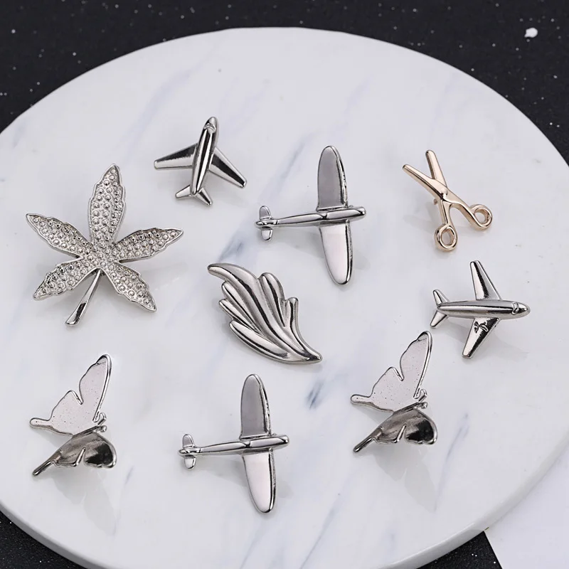 

Plane Leaves Brooch Pin Alloy Maple Leaf Lapel Pins Suit Dress Backpack Badge Clothing Collar Unisex Jewelry Accessories Gifts