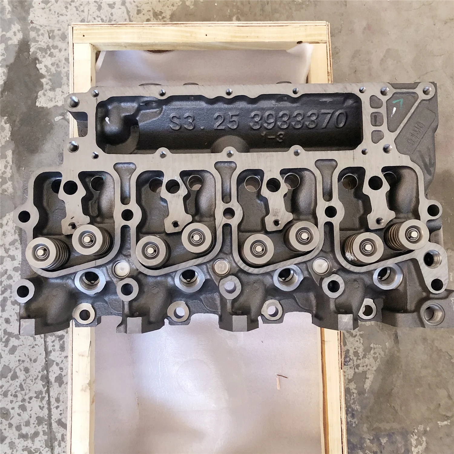 

Original DCEC Engine Spare Parts Diesel engine 4BT3.9 cylinder head 3966448 3920005 3933419