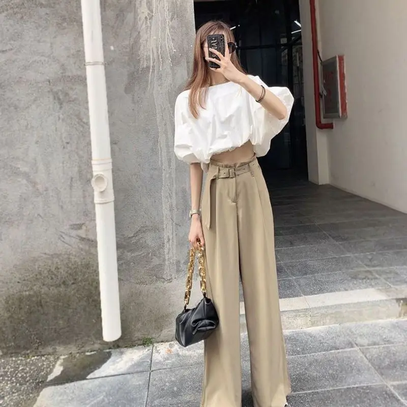 Женский летний костюм из двух предметов облегающий с широкими штанинами лето 2023