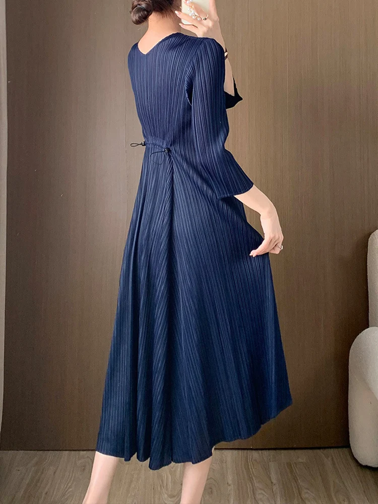 Платье-трапеция женское Плиссированное средней длины с V-образным вырезом