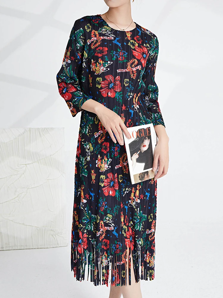 

Женское плиссированное платье с кисточками, круглым вырезом и высокой талией