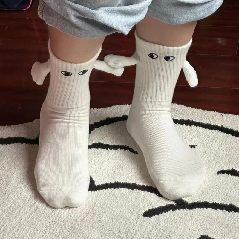 

1 Pair Hand in hand Sock Ins Fashion Funny Creative Magnetic Attraction Hands Black White Cartoon Eyes Couples Sox Socks